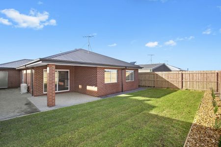 SPACIOUS FAMILY HOME - Photo 4
