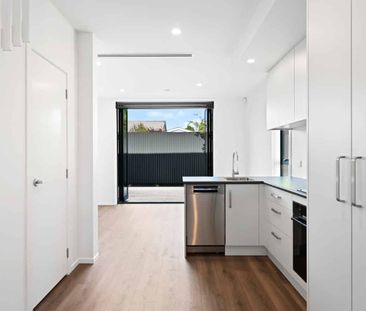 Two Bedroom Townhouse Whiteware Included - Photo 1