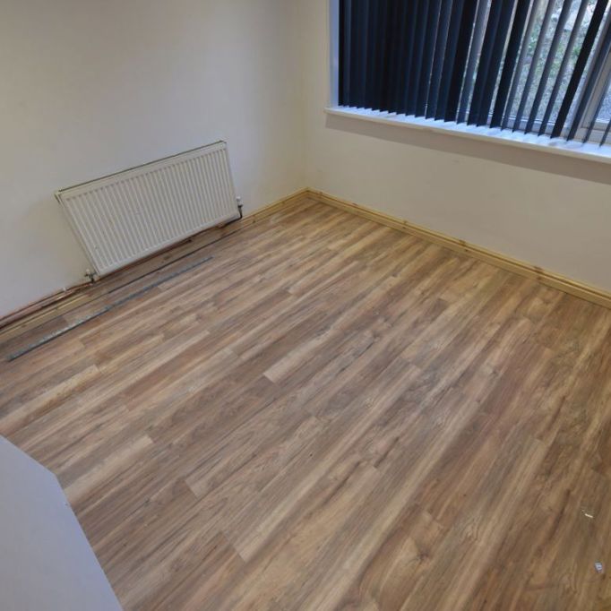 4 bedroom House in St Johns Close, Leeds - Photo 1