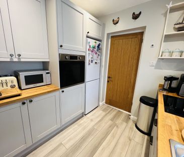 Knoll Crescent, Eastbourne - Photo 2