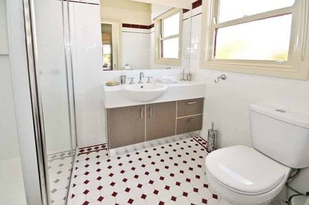 Room 6 (Ensuite) - Photo 4