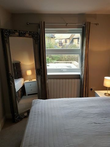 4 Bed Semi-Detached House, Eastbourne Road, TW8 - Photo 2