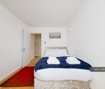 1 bedroom in a flat share to rent - Photo 2