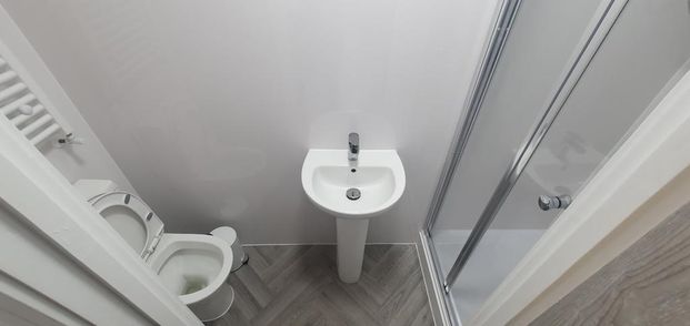 1 bedroom in a house share to rent - Photo 1