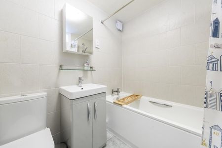 2 Bed Flat - Photo 3