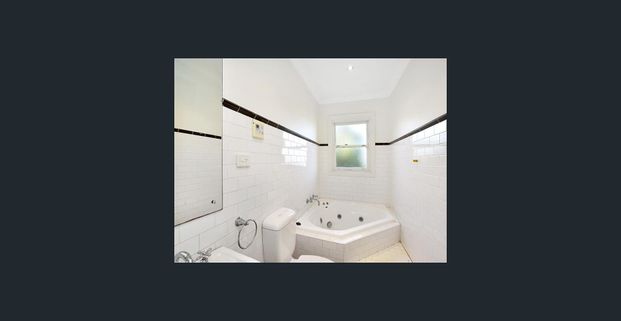 SPACIOUS 3 BEDROOM HOUSE WITH DOUBLE SECURE PARKING - Photo 1