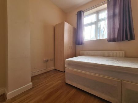 1 bedroom in a house share to rent - Photo 4