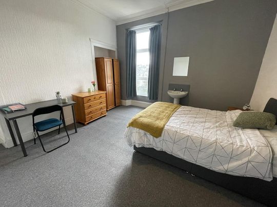 10 bedroom house share to rent - Photo 1