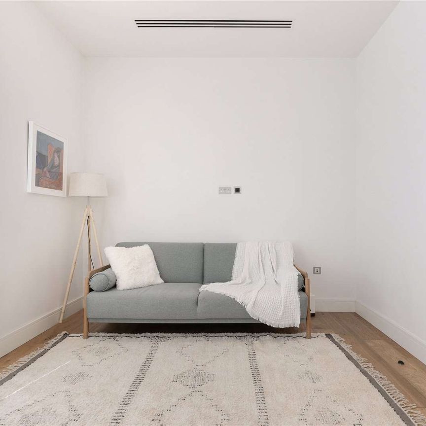 A beautifully appointed one double bedroom 2 bathroom apartment, situated within this converted period building, located in the heart of the City. - Photo 1