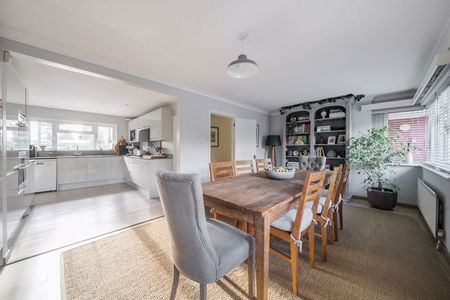 Mark Way, Godalming, Surrey, GU7 - Photo 5