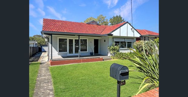 THE PERFECT FAMILY HOME IN THE HEART OF SEFTON HIGH SCHOOL ZONE! - Photo 1