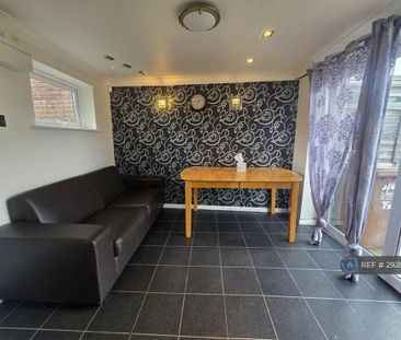 3 bedroom end of terrace house to rent - Photo 4