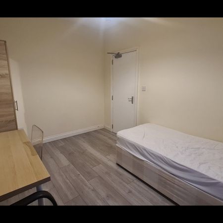Room in a Shared House, London, N18 - Photo 4