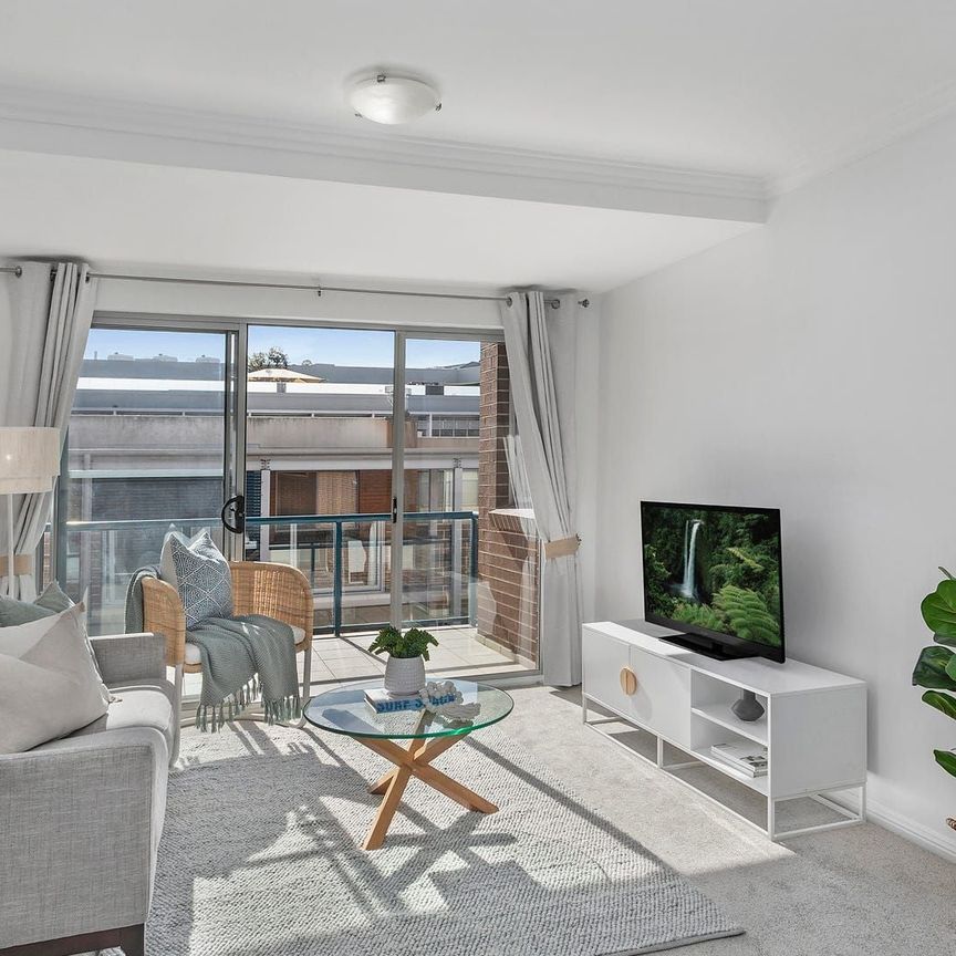 Spacious Modern Apartment in the Heart of Dee Why - Photo 1