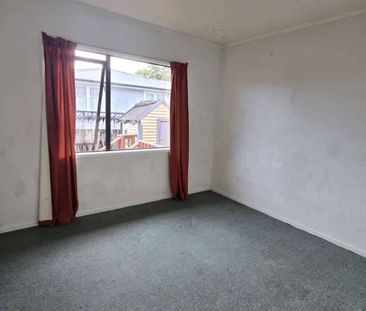 Three bedroom house with one bathroom Kelston - Photo 5