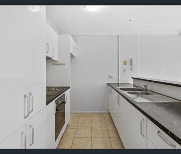 Three level unit in the heart of Margate! - Photo 3