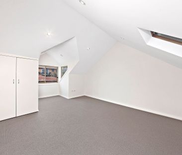 Three Bedroom Bondi Townhouse - Photo 3