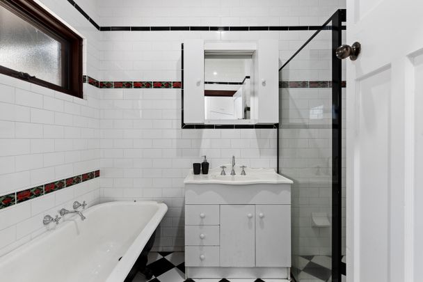 Open the Door to Grand Family Living in Prestigious St Peters - Photo 1