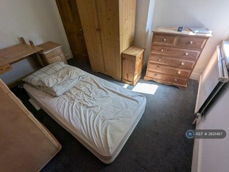 4 bedroom semi-detached house to rent - Photo 4