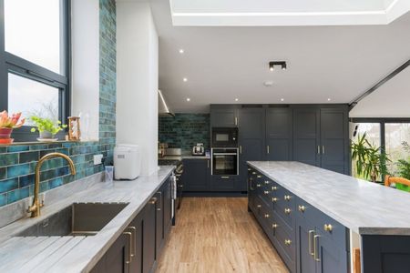 5 bedroom detached house to rent - Photo 2