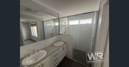 EASY LIVING IN QUITE LITTLE GROVE CUL-DE-SAC - Photo 5