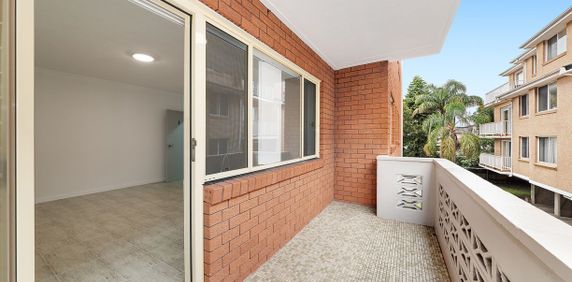MODERN TWO BEDROOM APARTMENT - Photo 2