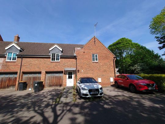 2 bedroom coach house to rent - Photo 1