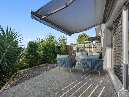 “Well positioned Townhouse” - Photo 4