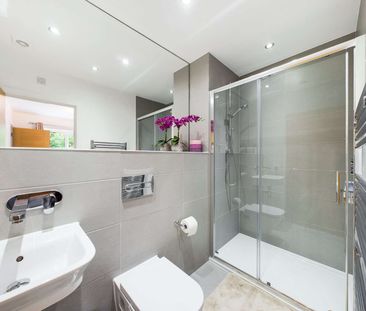 An immaculate five bedroom detached home located in a sought after ... - Photo 2