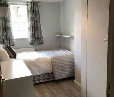 4 bedroom semi-detached house to rent - Photo 5