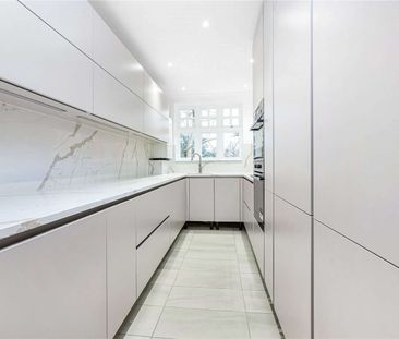 A lovely two bedroom, two bathroom apartment presented in immaculat... - Photo 6