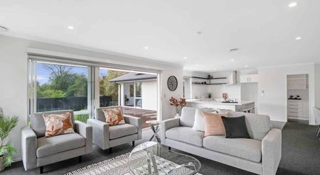 Executive Four Bedroom Family Home! - Photo 3