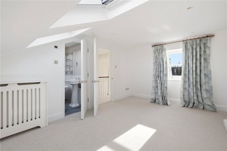 A truly stunning four bedroom, three bathroom period family house in the "Villes" of Fulham. - Photo 2