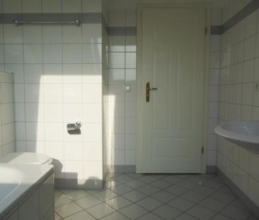 2 Raum-DACHGESCHOSS-Whg in Gohlis , Bad mit Fenster, Wanne, hell un... - Photo 2