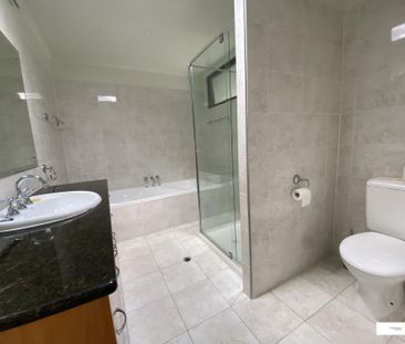 Discover your ideal home in the sought-after suburb of Aspley! Situ... - Photo 5