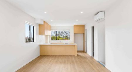 Brand New Executive living. - Photo 2