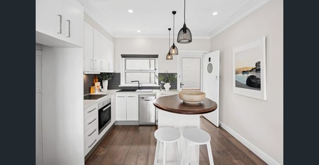 Immaculate updated apartment with harbour glimpses - Photo 1