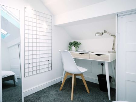 Outstanding 6 Bedroom home located on Bowerham Room 4 - Photo 3