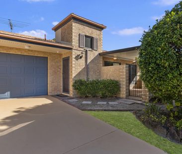 Impressive House-sized Duplex – Walk to the Water! - Photo 3