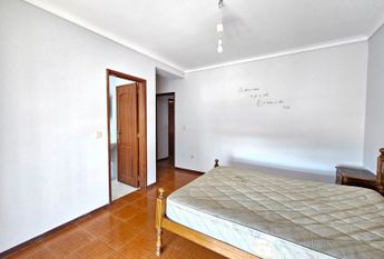 2 bedroom flat with balcony a stone's throw from Vageira Beach!