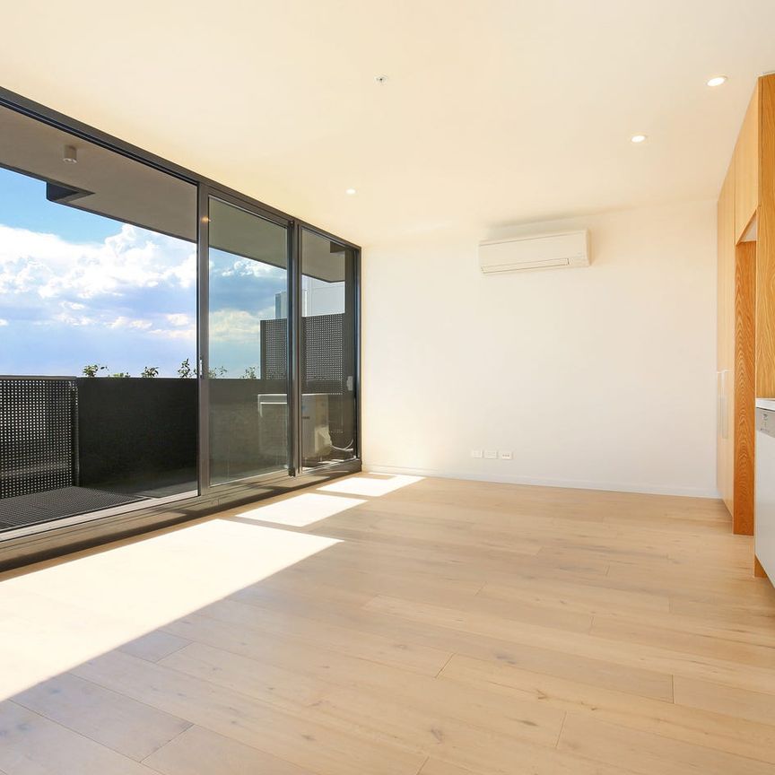 Two Bedroom Apartment with City Views - Photo 1