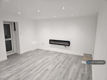 4 bedroom semi-detached house to rent - Photo 2