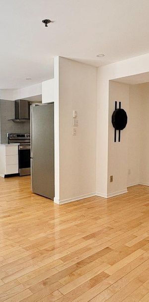 Stunning renovated loft-style 2 bd apartment in OLD MONTREAL - Photo 1