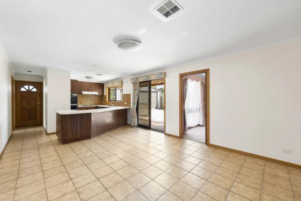 Spacious 5 Bedroom Family Home awaits! - Photo 1