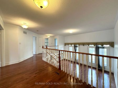 Detached Home For Lease | W9053645 - Photo 4