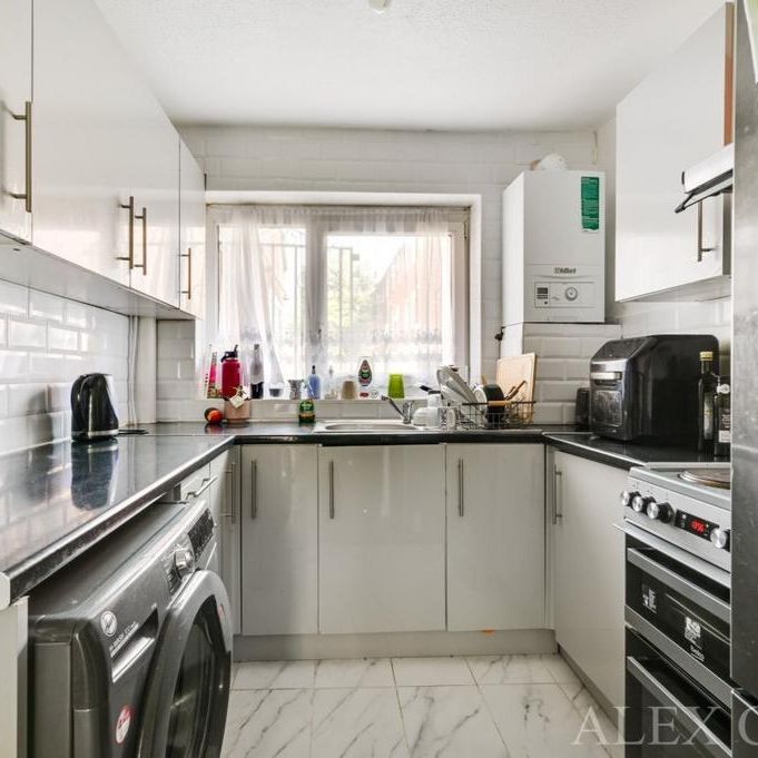 4 bedroom flat to rent - Photo 1