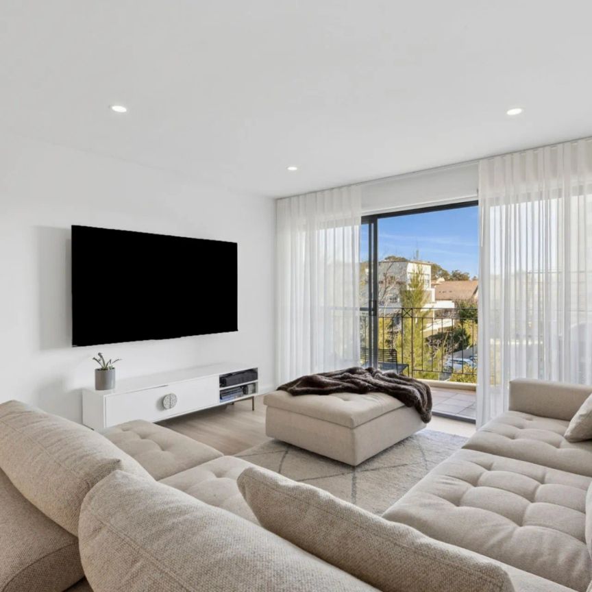 Stylish 3 Bedroom Apartment in the Heart of Kingston - Photo 1