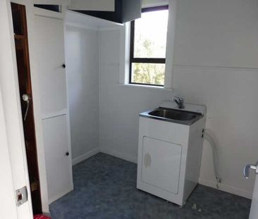 Very tidy home in the heart of Hamilton East. - Photo 4