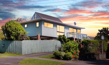 Large Home with View - Photo 2