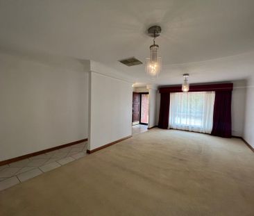 Large 4 Bedroom Home with 2 Living Areas! - Photo 4